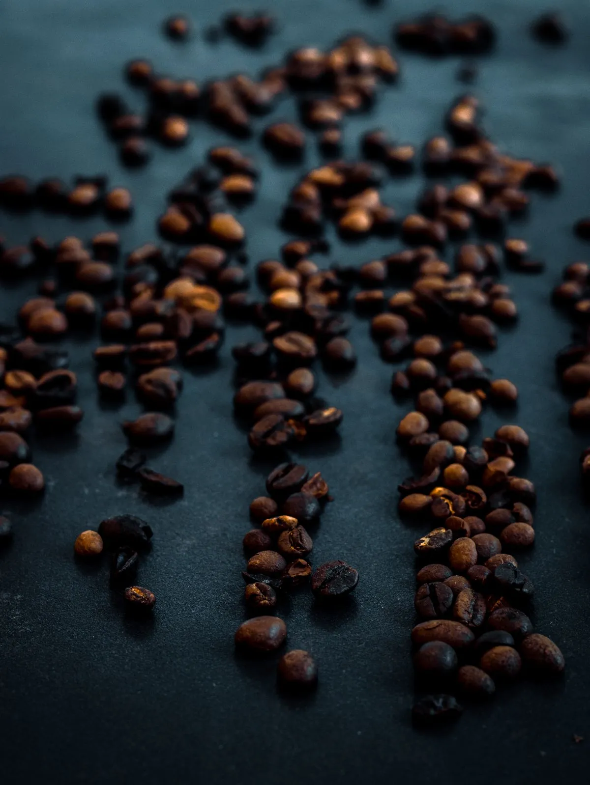 Grãos de café de torra mais clara espalhados