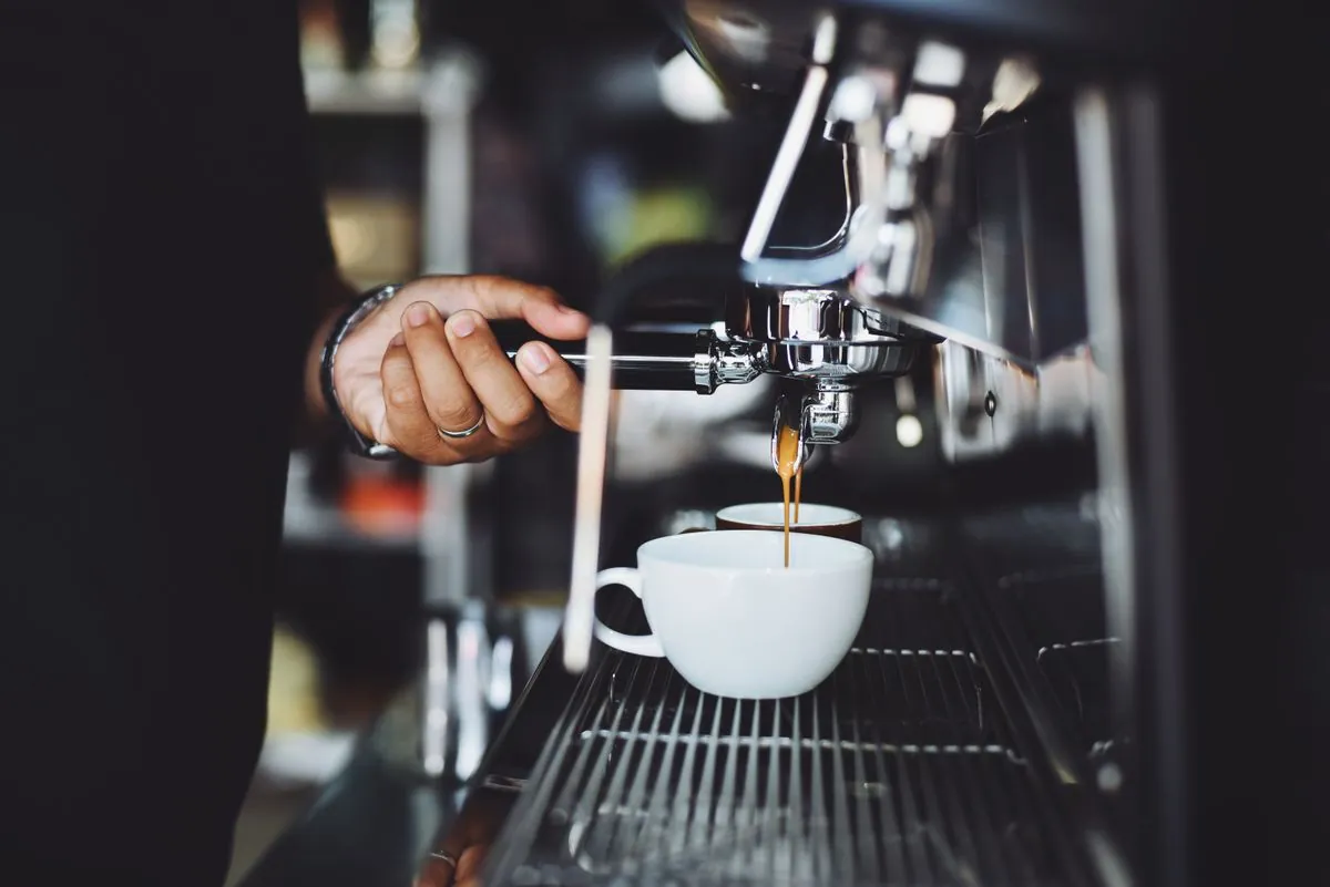 Xícara de café servida na cafeteria